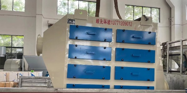 發(fā)貨忙不停全力以赴為客戶(hù)：廢氣處理廠家耀先環(huán)境<i style='color:red'>活性炭吸附箱</i>發(fā)貨